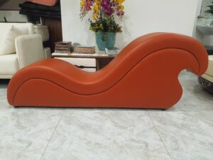 Sofa tình yêu tạo điểm nhấn cho không gian.