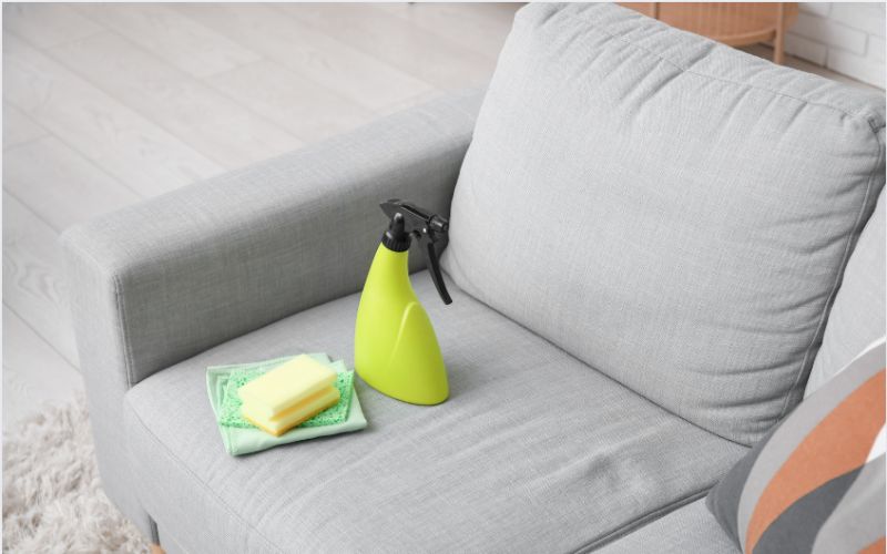 Cách tẩy mốc trên ghế sofa nỉ bằng giấm trắng